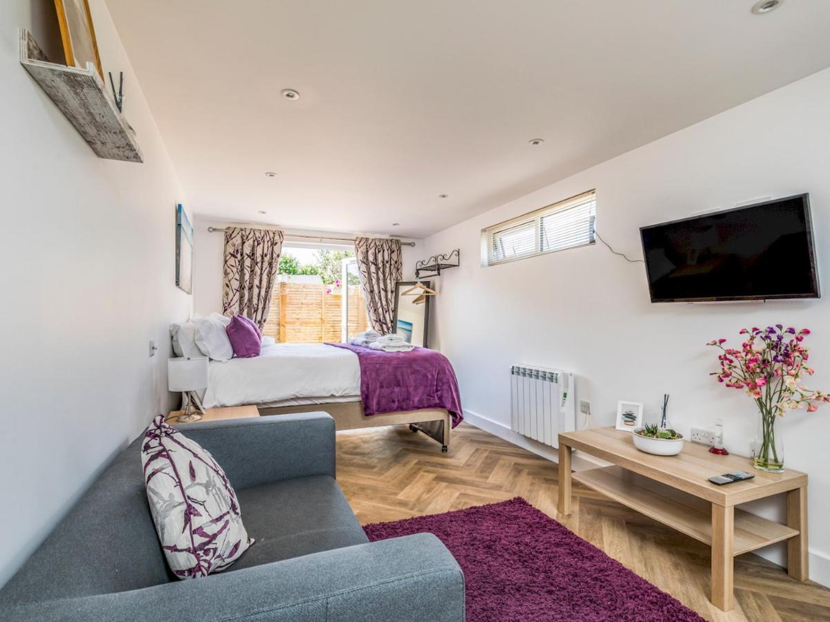 Pass The Keys Charming Chalet A Stones Throw From The Beach Chichester Exterior photo