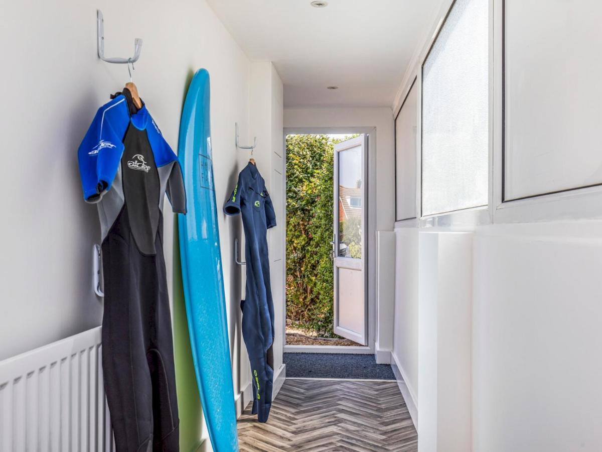 Pass The Keys Charming Chalet A Stones Throw From The Beach Chichester Exterior photo