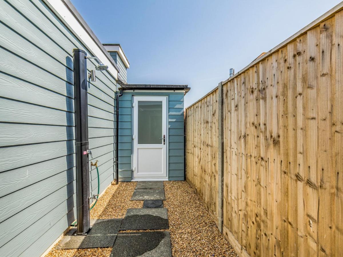 Pass The Keys Charming Chalet A Stones Throw From The Beach Chichester Exterior photo