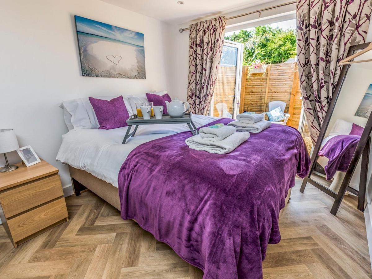Pass The Keys Charming Chalet A Stones Throw From The Beach Chichester Exterior photo