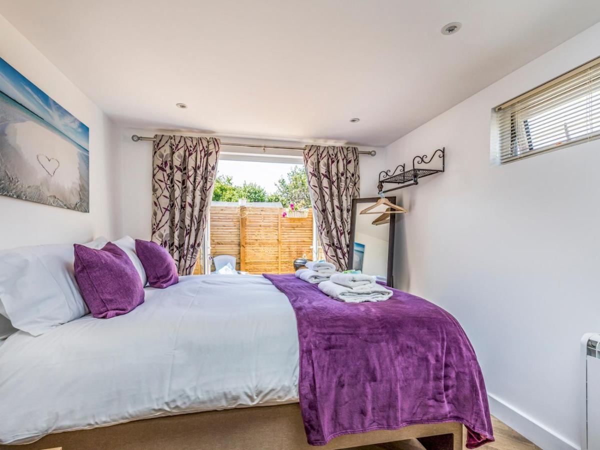 Pass The Keys Charming Chalet A Stones Throw From The Beach Chichester Exterior photo