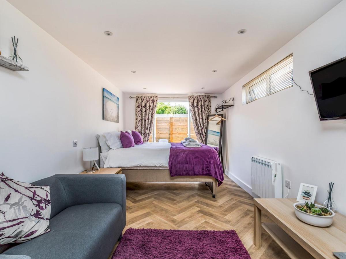 Pass The Keys Charming Chalet A Stones Throw From The Beach Chichester Exterior photo