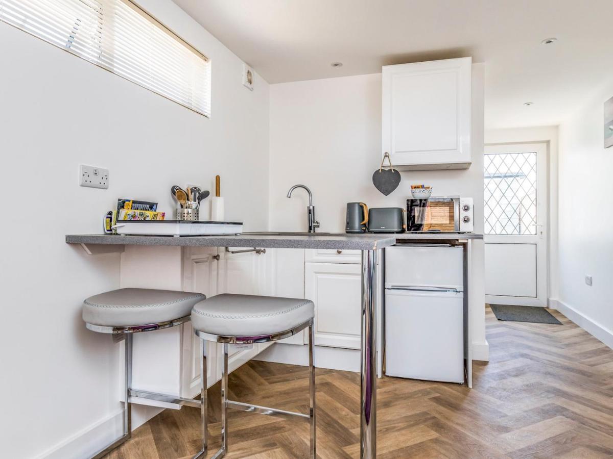 Pass The Keys Charming Chalet A Stones Throw From The Beach Chichester Exterior photo