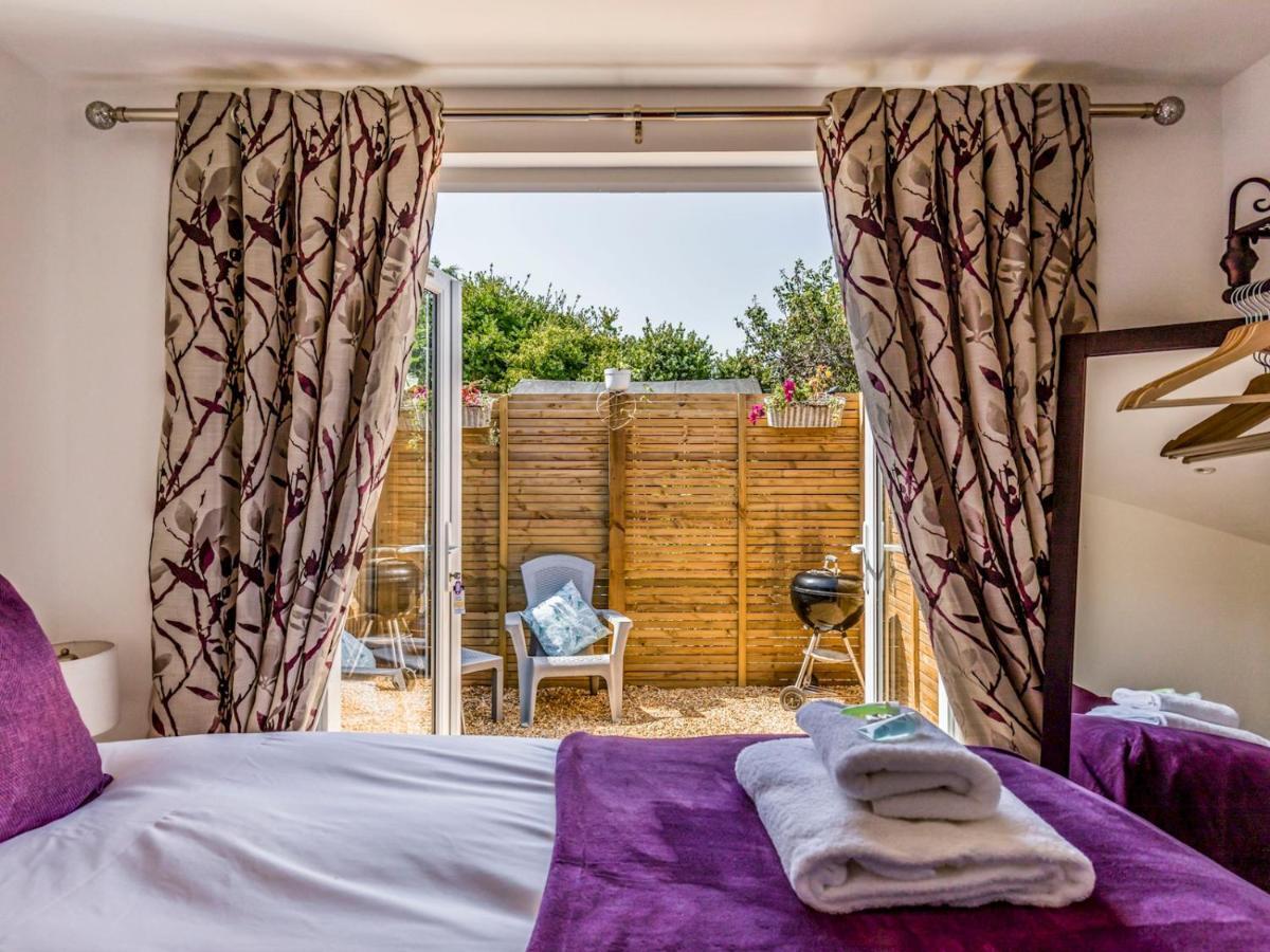 Pass The Keys Charming Chalet A Stones Throw From The Beach Chichester Exterior photo