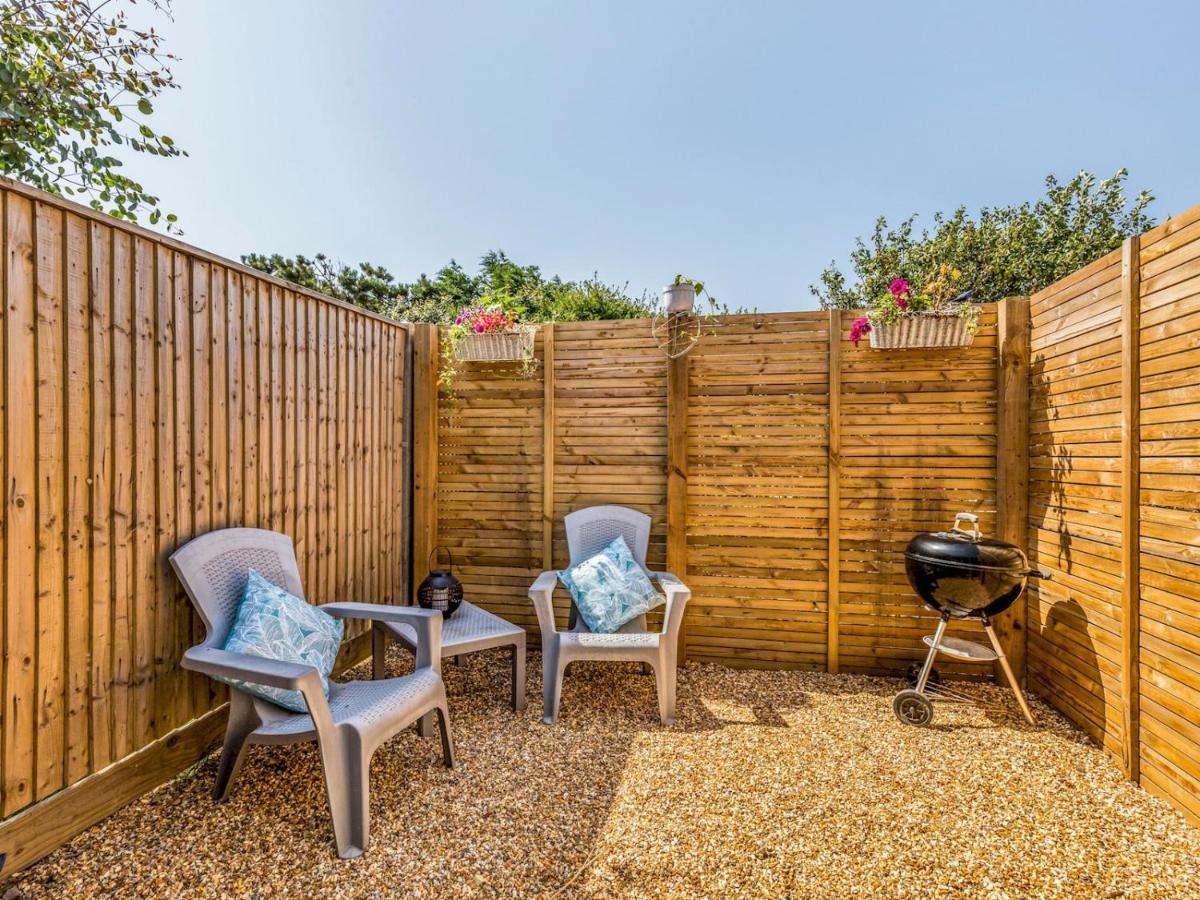 Pass The Keys Charming Chalet A Stones Throw From The Beach Chichester Exterior photo